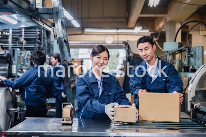 物流センターで発送業務をする作業員