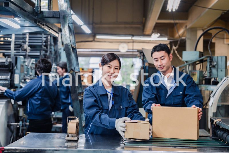 物流センターで発送業務をする作業員