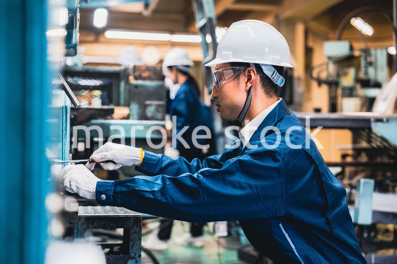 自動車修理工場で働く男性