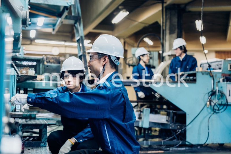 工場で機械の整備をする労働者