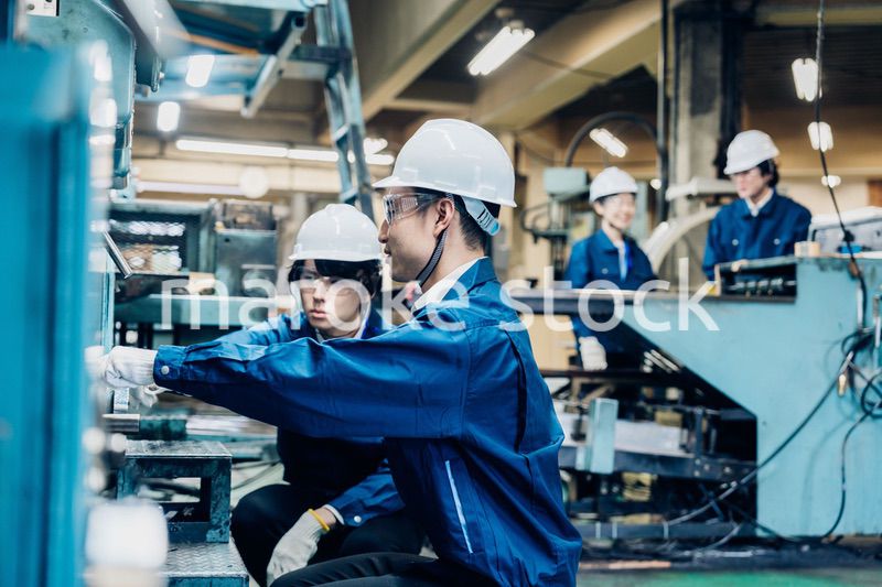 工場で機械の整備をする労働者