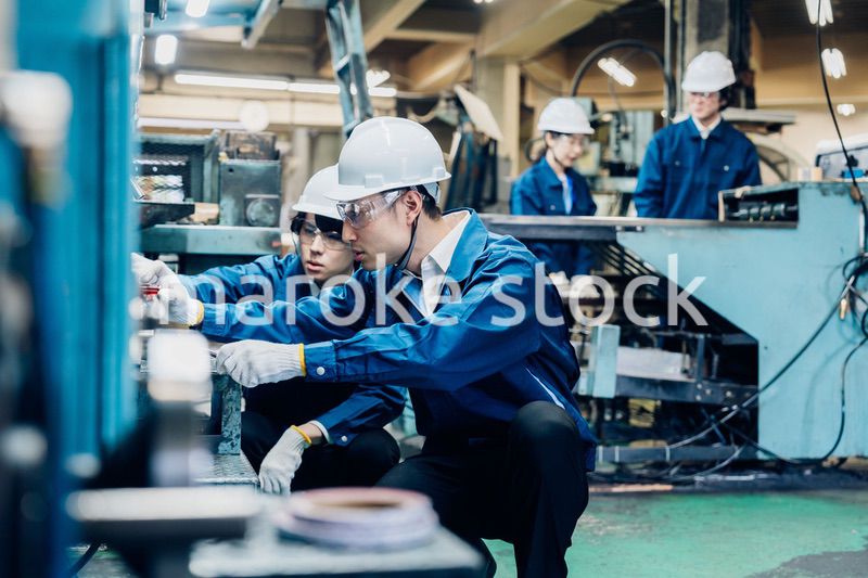 工場で機械の整備をする労働者