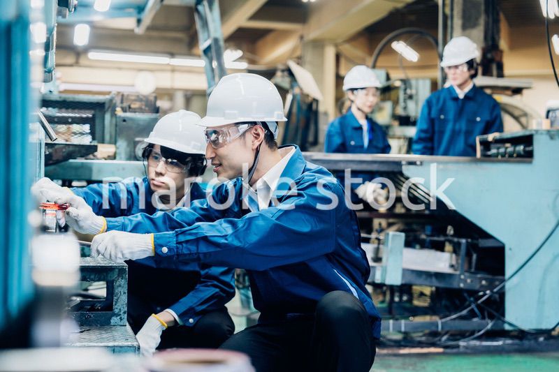 工場で機械の整備をする労働者