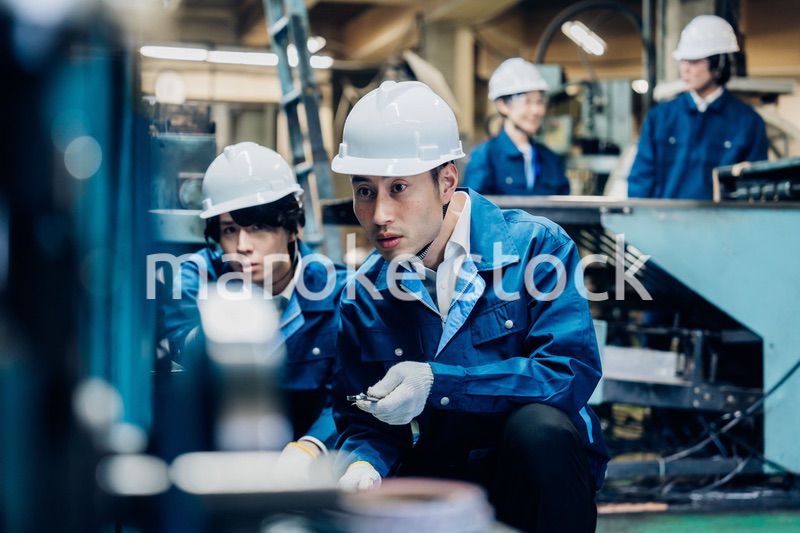 工場で機械の整備をする労働者