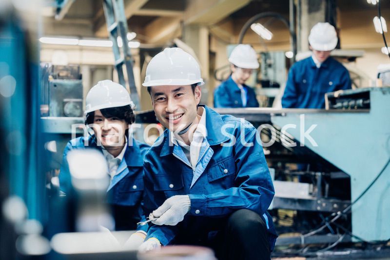 工場で機械の整備をする労働者