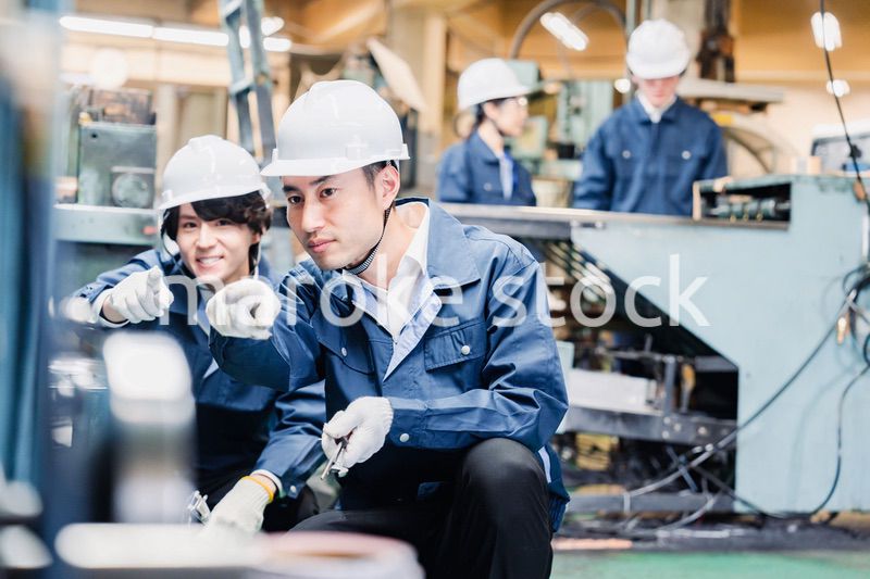 指差しで安全確認をする工場労働者