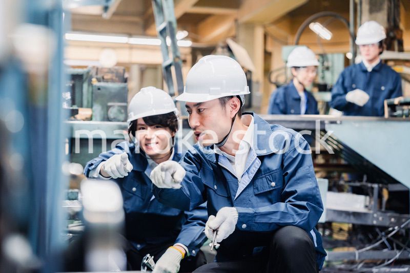 指差しで安全確認をする工場労働者