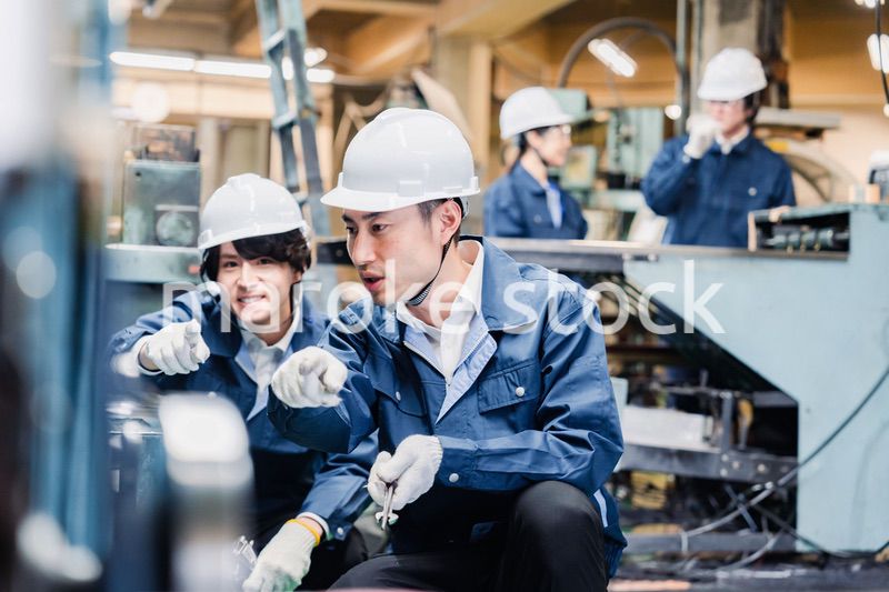 指差しで安全確認をする工場労働者