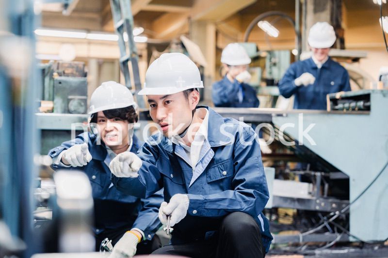 指差しで安全確認をする工場労働者