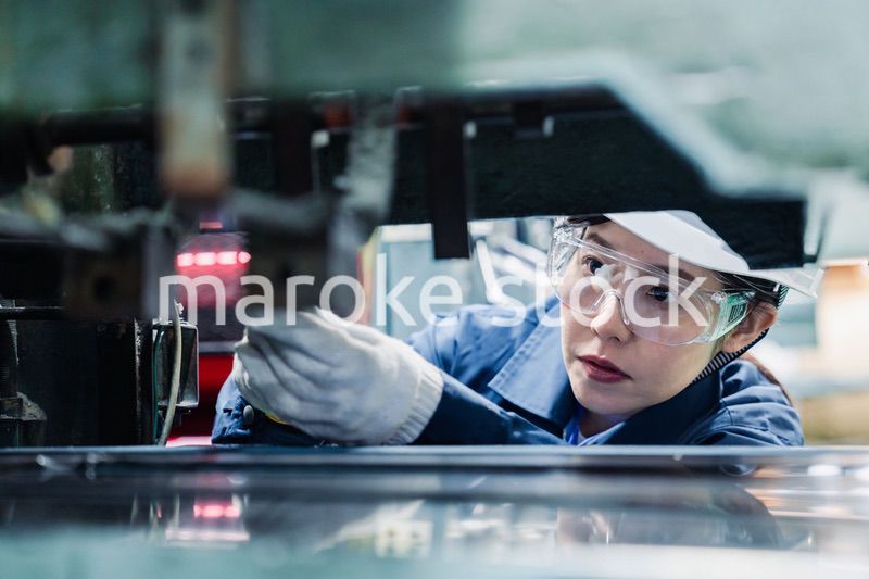 機械の保守点検をする女性技術者