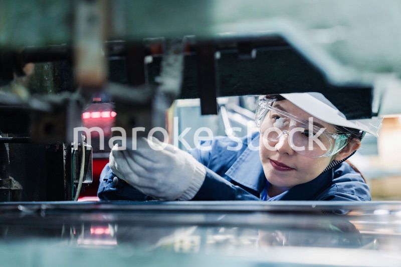 機械の保守点検をする女性技術者