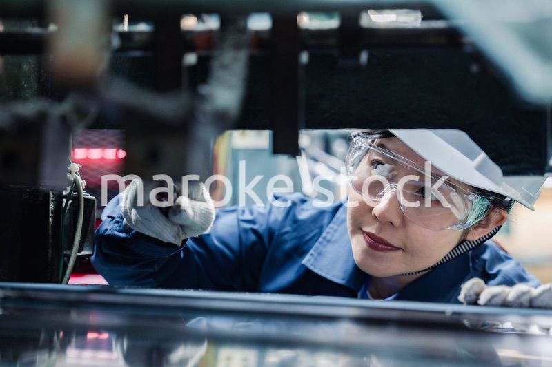 機械の保守点検をする女性技術者