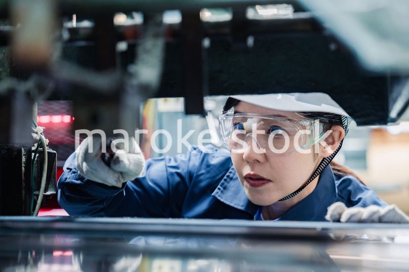 機械の保守点検をする女性技術者