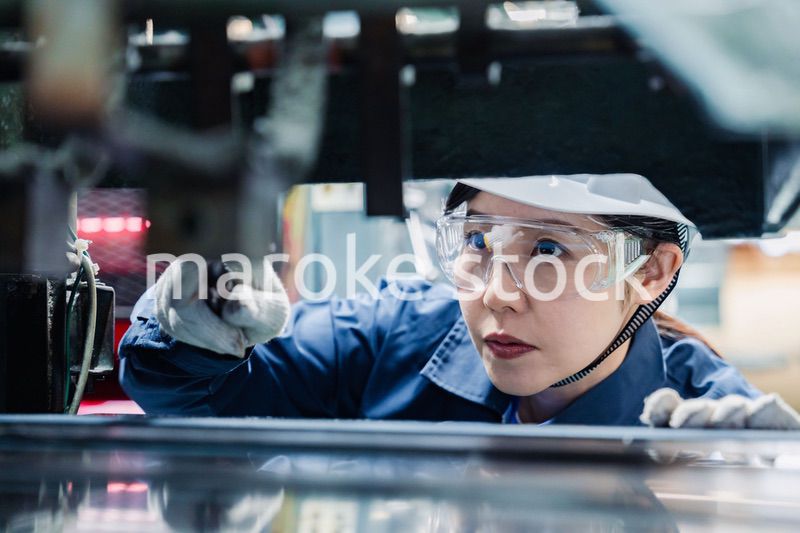 機械の保守点検をする女性技術者