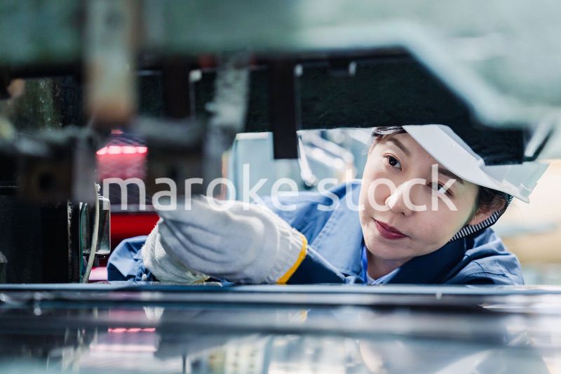 機械の保守点検をする女性技術者