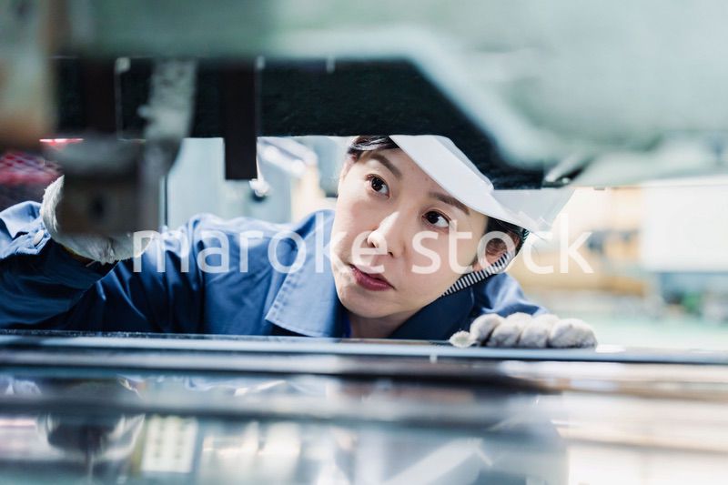 機械の保守点検をする女性技術者