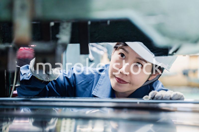 機械の保守点検をする女性技術者