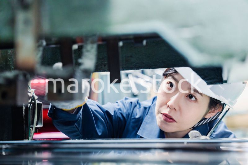 機械の保守点検をする女性技術者