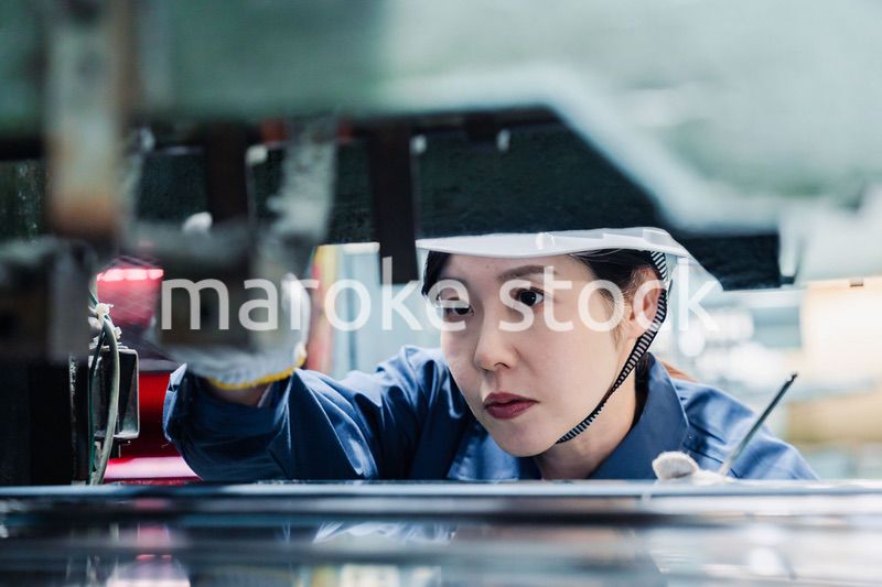 機械の保守点検をする女性技術者