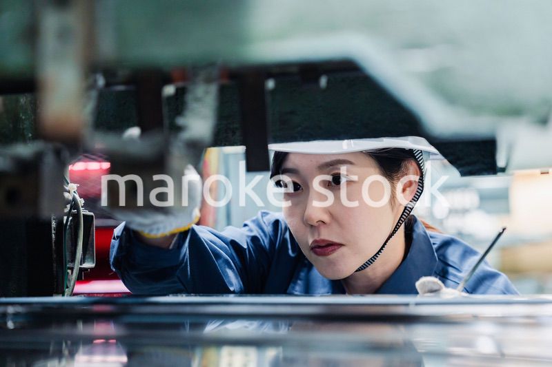 機械の保守点検をする女性技術者
