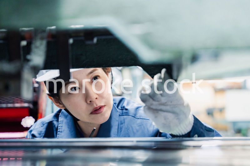 機械の保守点検をする女性技術者