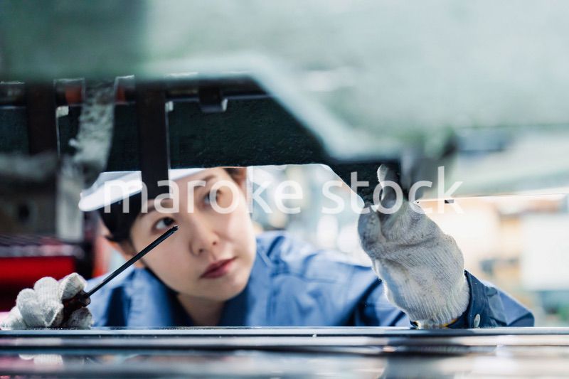 機械の保守点検をする女性技術者