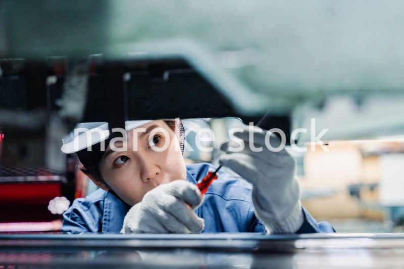 機械の保守点検をする女性技術者