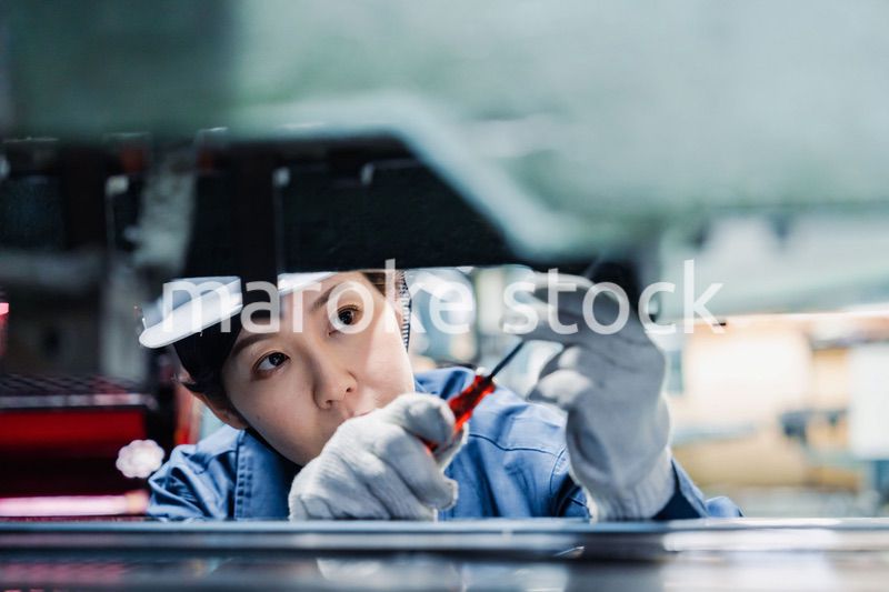 機械の保守点検をする女性技術者