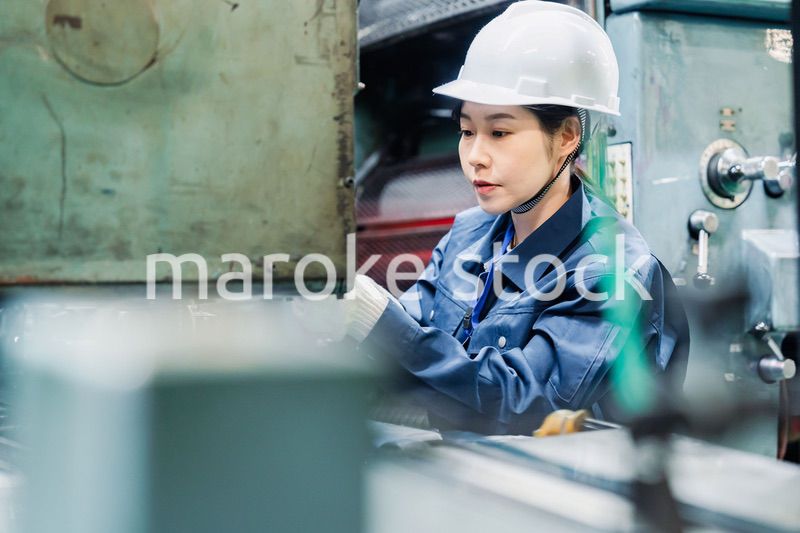 機械の保守点検をする女性技術者