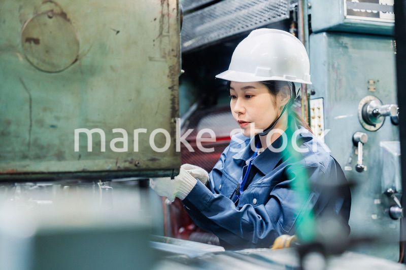 機械の保守点検をする女性技術者