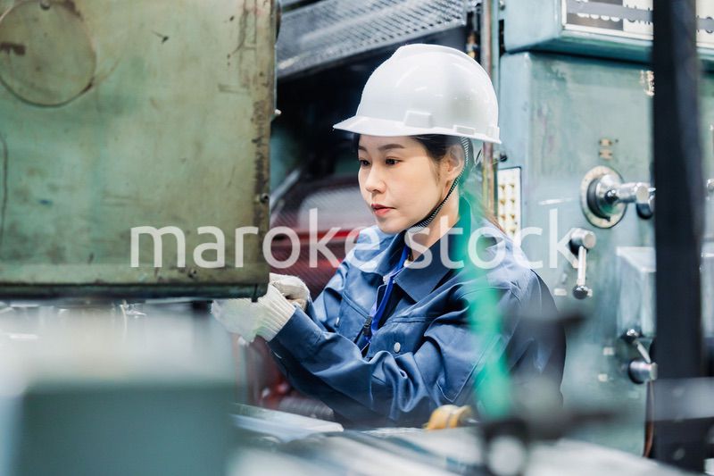 機械の保守点検をする女性技術者