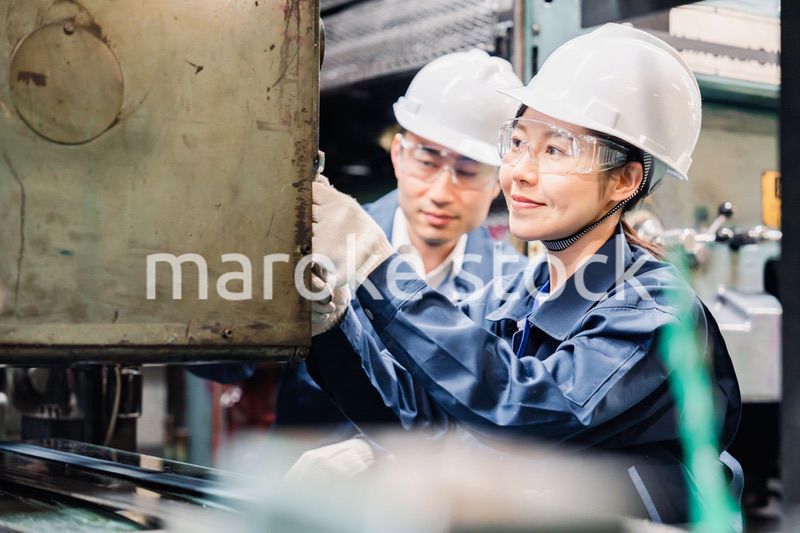 保護メガネを装着して設備の保守点検をする技術者