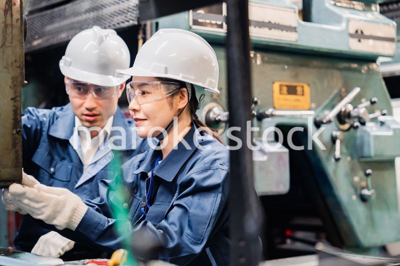 保護メガネを装着して設備の保守点検をする技術者