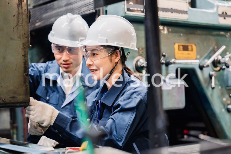 保護メガネを装着して設備の保守点検をする技術者