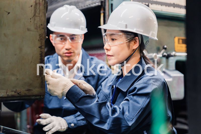 保護メガネを装着して設備の保守点検をする技術者