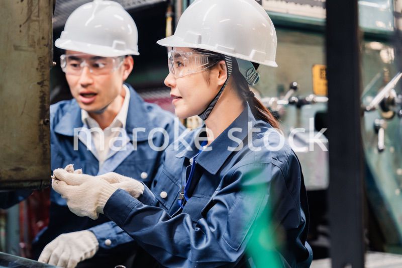 保護メガネを装着して設備の保守点検をする技術者