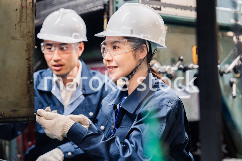 保護メガネを装着して設備の保守点検をする技術者