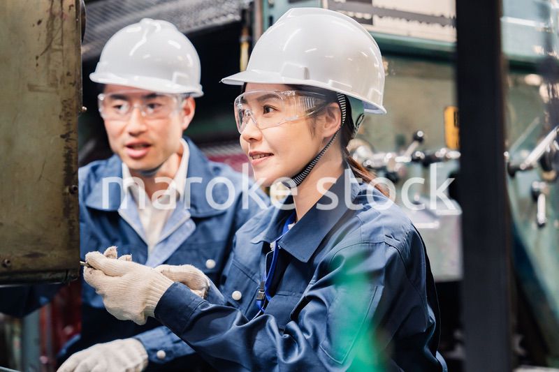 保護メガネを装着して設備の保守点検をする技術者