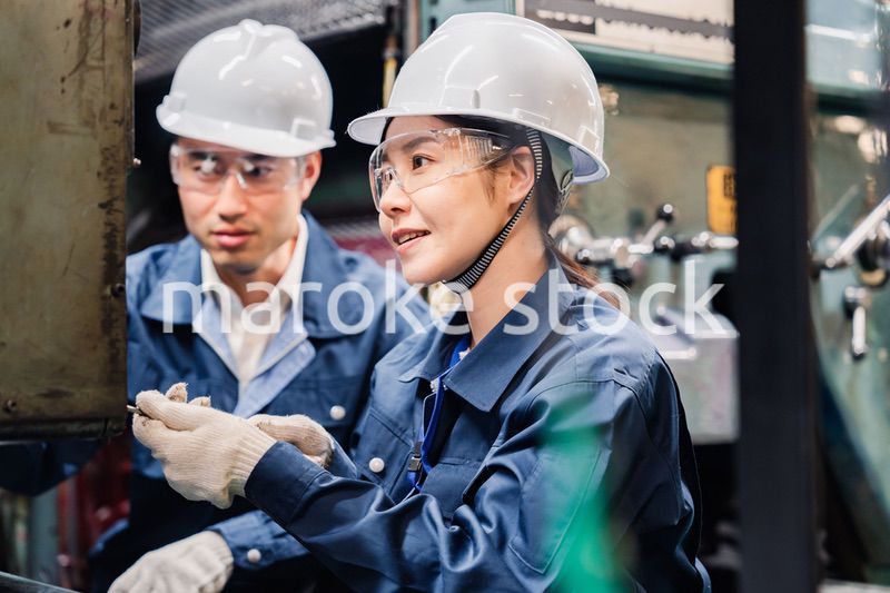 保護メガネを装着して設備の保守点検をする技術者