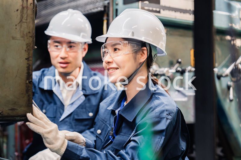 保護メガネを装着して設備の保守点検をする技術者