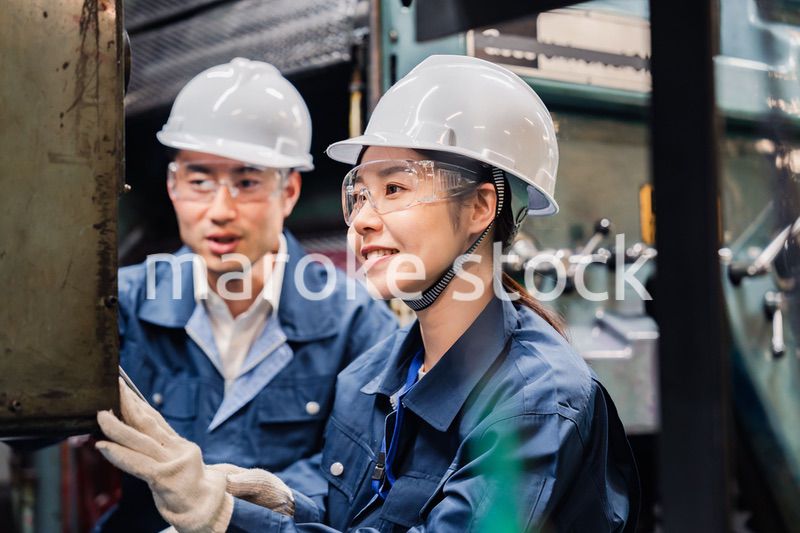 保護メガネを装着して設備の保守点検をする技術者