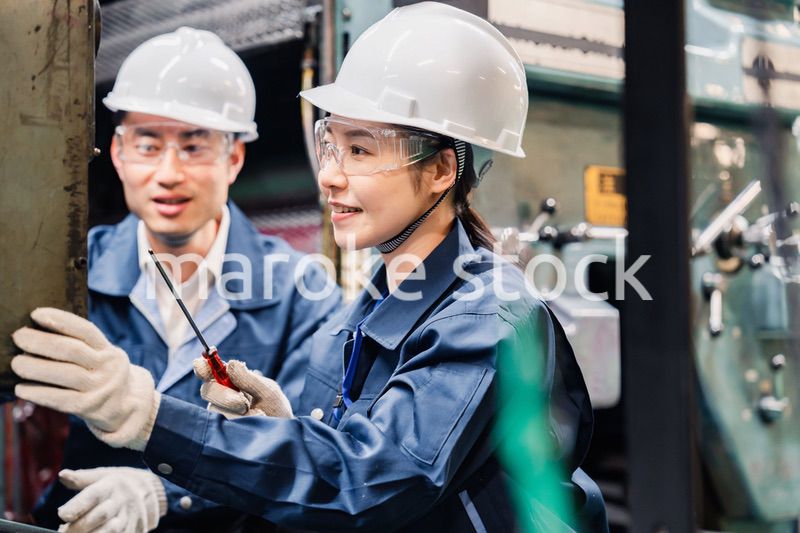 保護メガネを装着して設備の保守点検をする技術者