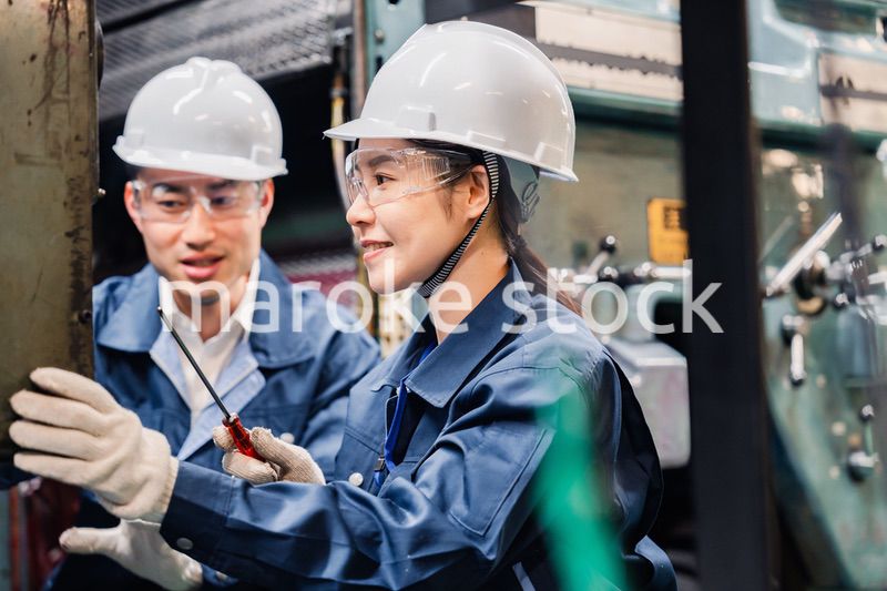 保護メガネを装着して設備の保守点検をする技術者