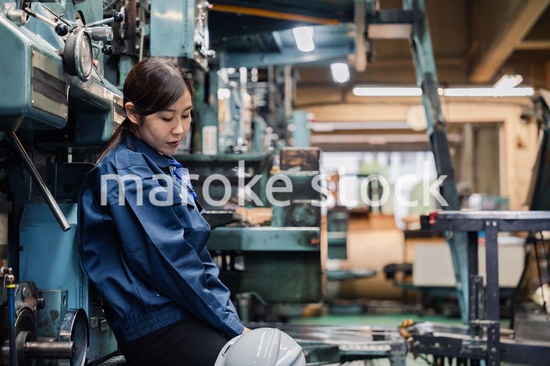 過労でやる気をなくす工場労働者の女性
