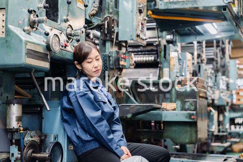 過労でやる気をなくす工場労働者の女性