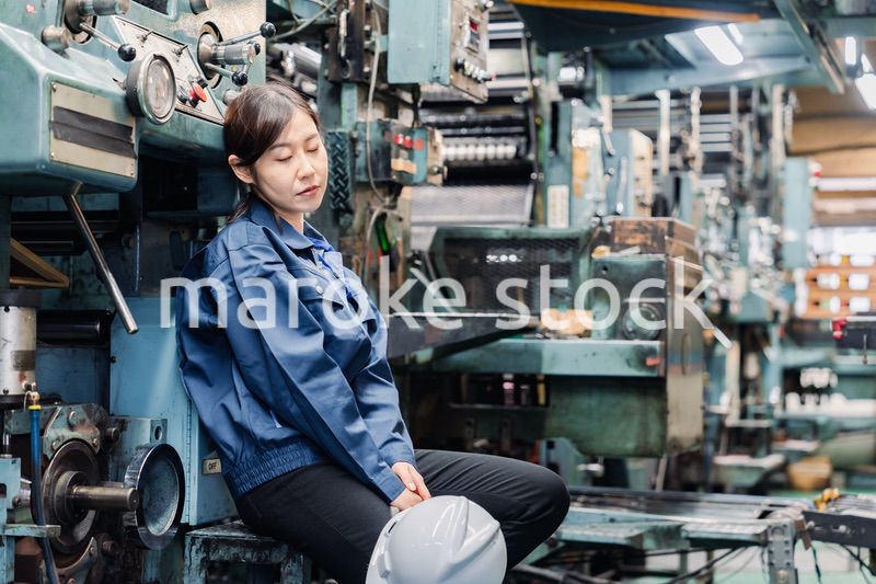 過労でやる気をなくす工場労働者の女性