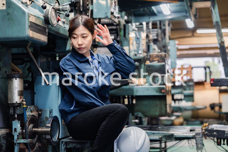 過労でやる気をなくす工場労働者の女性