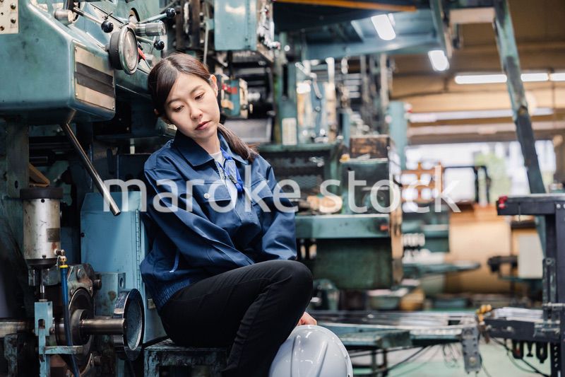 過労でやる気をなくす工場労働者の女性