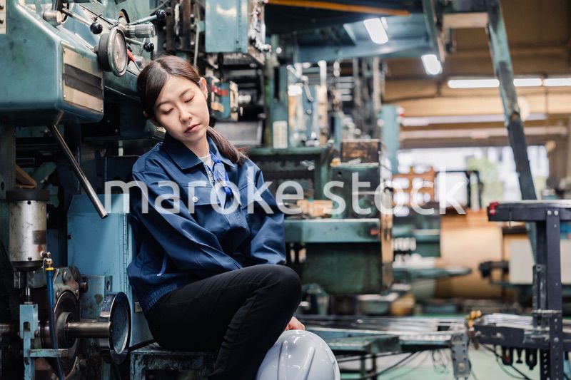 過労でやる気をなくす工場労働者の女性