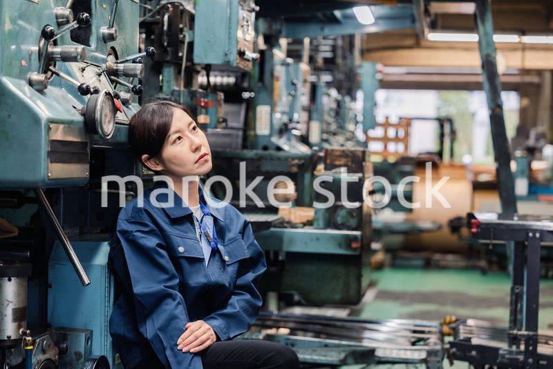 過労でやる気をなくす工場労働者の女性